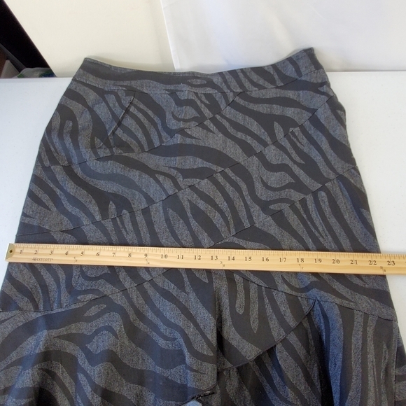 Sandro Asymmetrical Ruffle Hem Skirt 14 Gray Animal Print Stretch Abstract - Picture 9 of 12